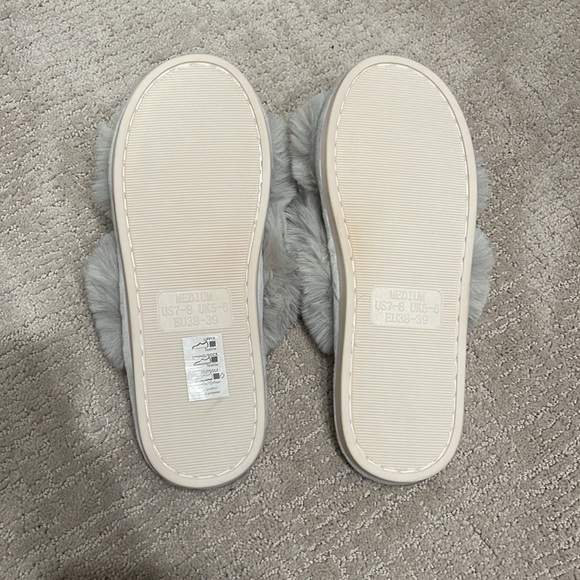 Chunky criss cross fur slippers. Size 7-8 - Picture 2 of 3
